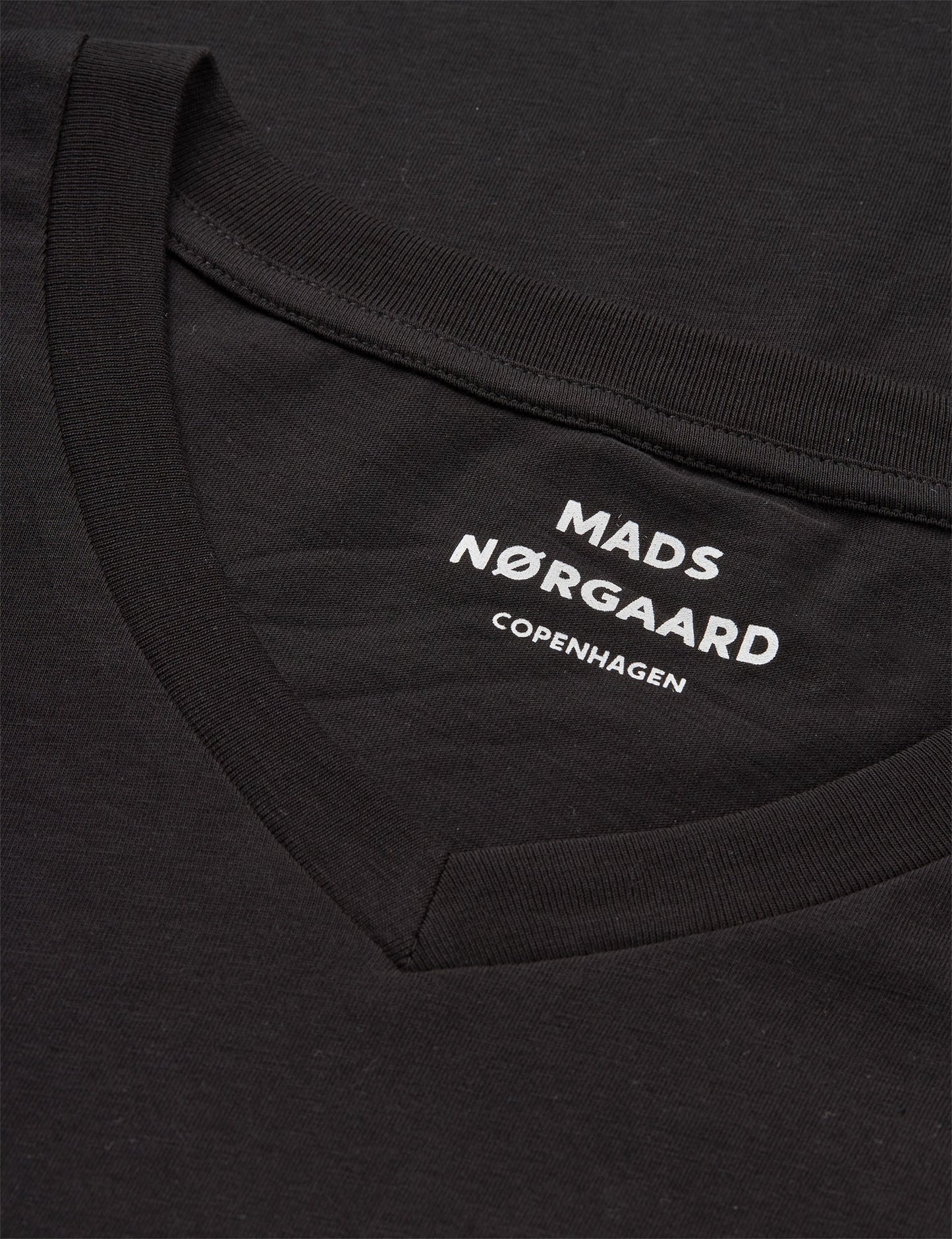Fine Jersey Tjalve Tee von Mads Nørgaard in Schwarz – Detailansicht feiner Jersey-Stoff und Rundhalsausschnitt
