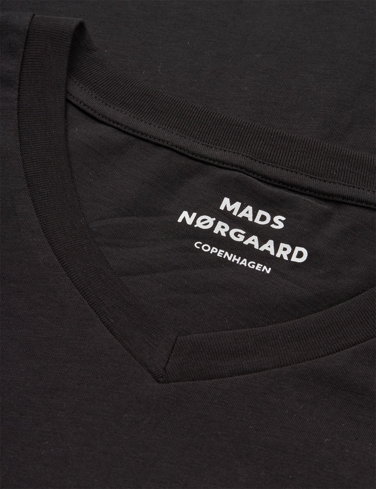 Fine Jersey Tjalve Tee von Mads Nørgaard in Schwarz – Detailansicht feiner Jersey-Stoff und Rundhalsausschnitt
