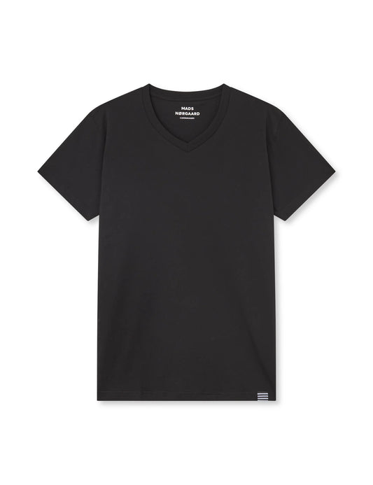 Fine Jersey Tjalve Tee von Mads Nørgaard in Schwarz – klassisches T-Shirt aus feinem Jersey im Regular Fit, Frontansicht
