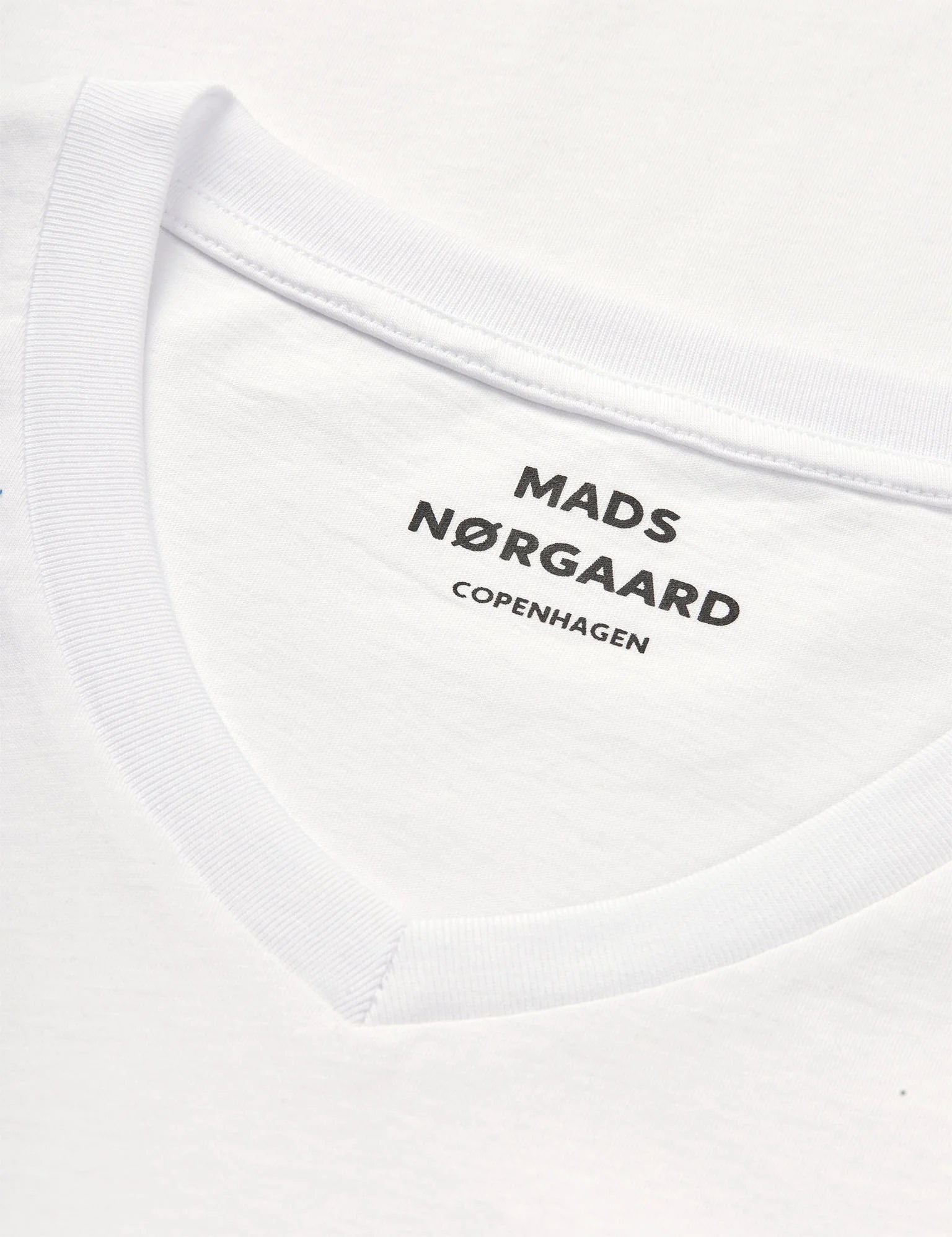 Fine Jersey Tjalve Tee von Mads Nørgaard in Weiß – Detailansicht feiner Jersey-Stoff und Rundhalsausschnitt
