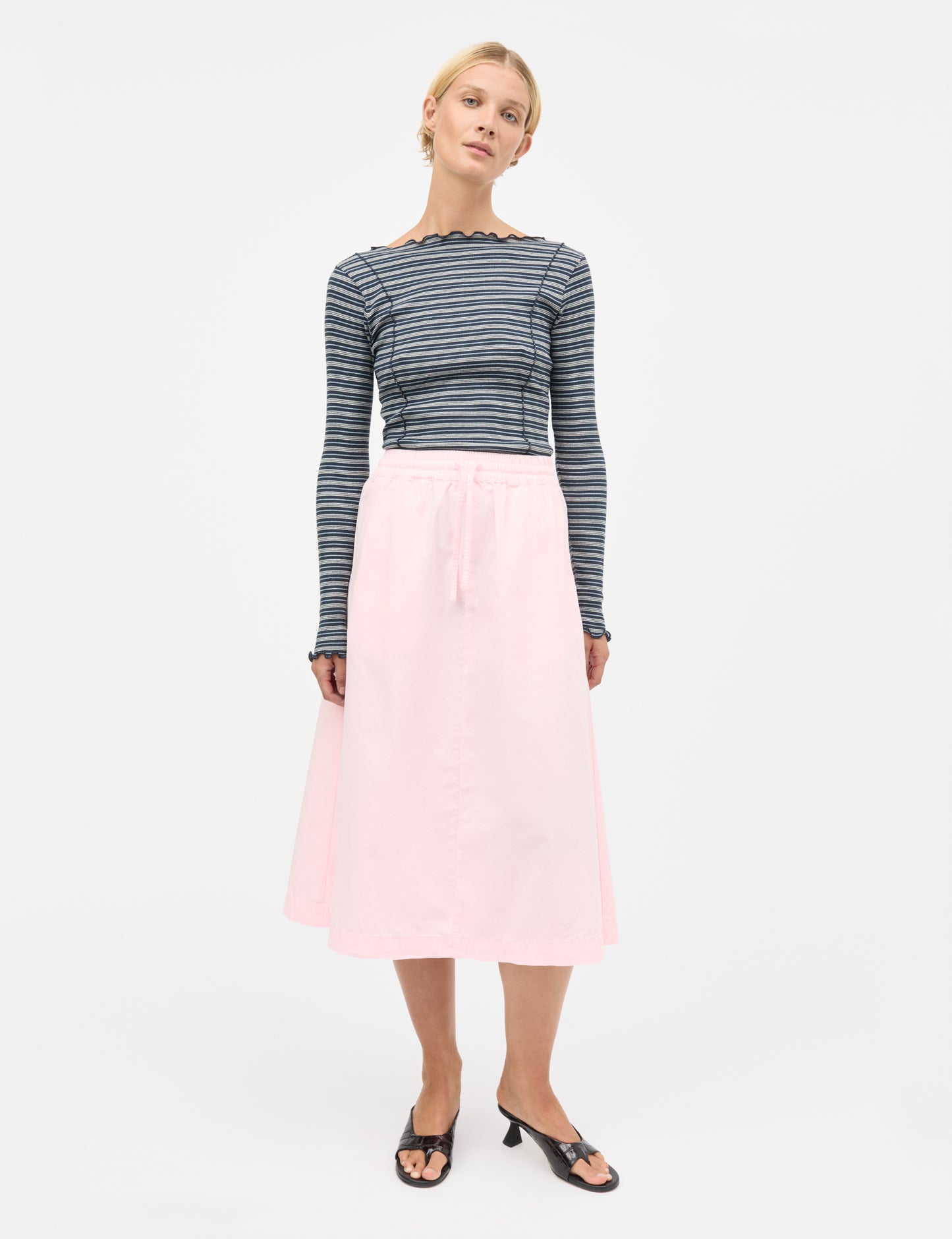 Mads Nørgaard Dyed Weave Luni Skirt – Model von vorne, Rosa Midi-Rock mit A-Linien-Schnitt
