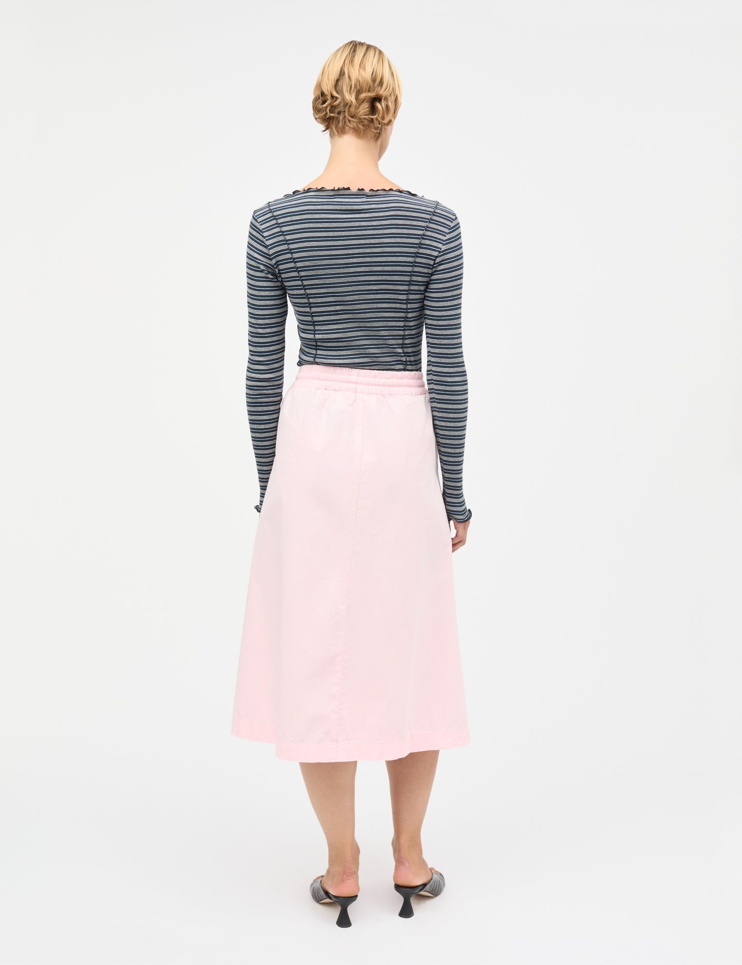 Mads Nørgaard Dyed Weave Luni Skirt – Model von hinten, Rückenansicht Rosa Midi-Rock