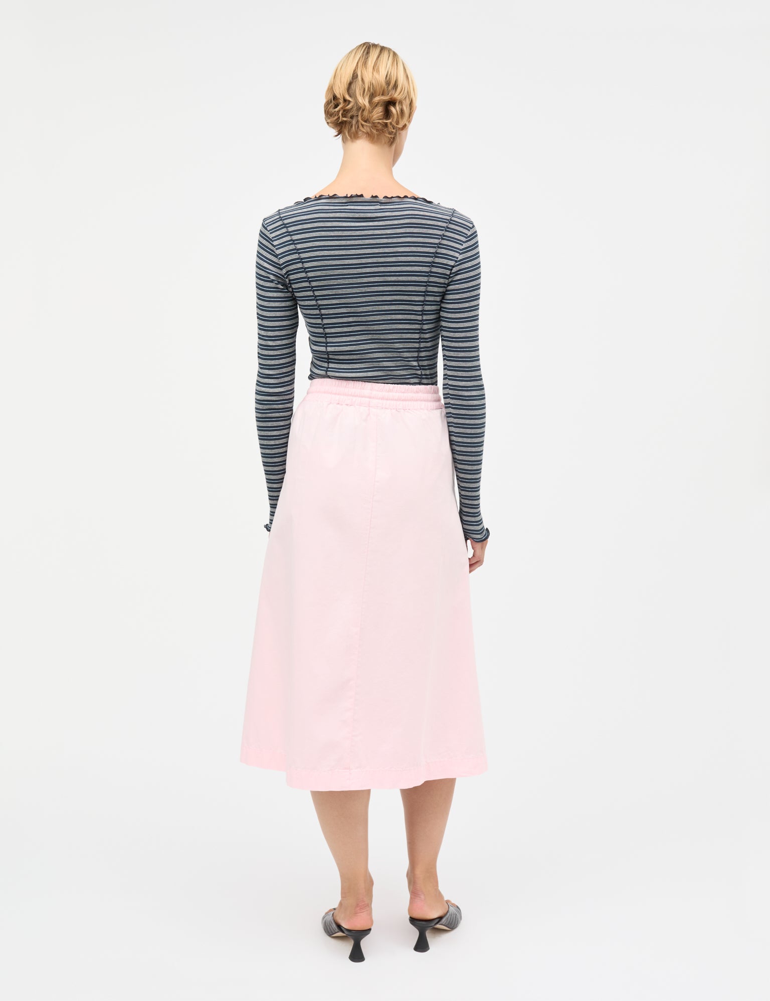 Mads Nørgaard Dyed Weave Luni Skirt – Model von hinten, Rückenansicht Rosa Midi-Rock