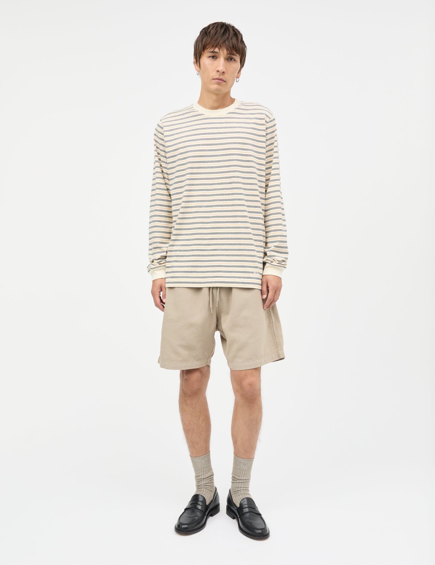 Mads Nørgaard Cotton Jersey Stripe Frode Longsleeve – Model von vorne, Multicolor-Streifen Longsleeve
