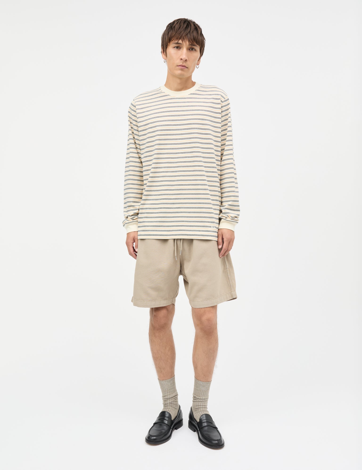 Mads Nørgaard Cotton Jersey Stripe Frode Longsleeve – Model von vorne, Multicolor-Streifen Longsleeve