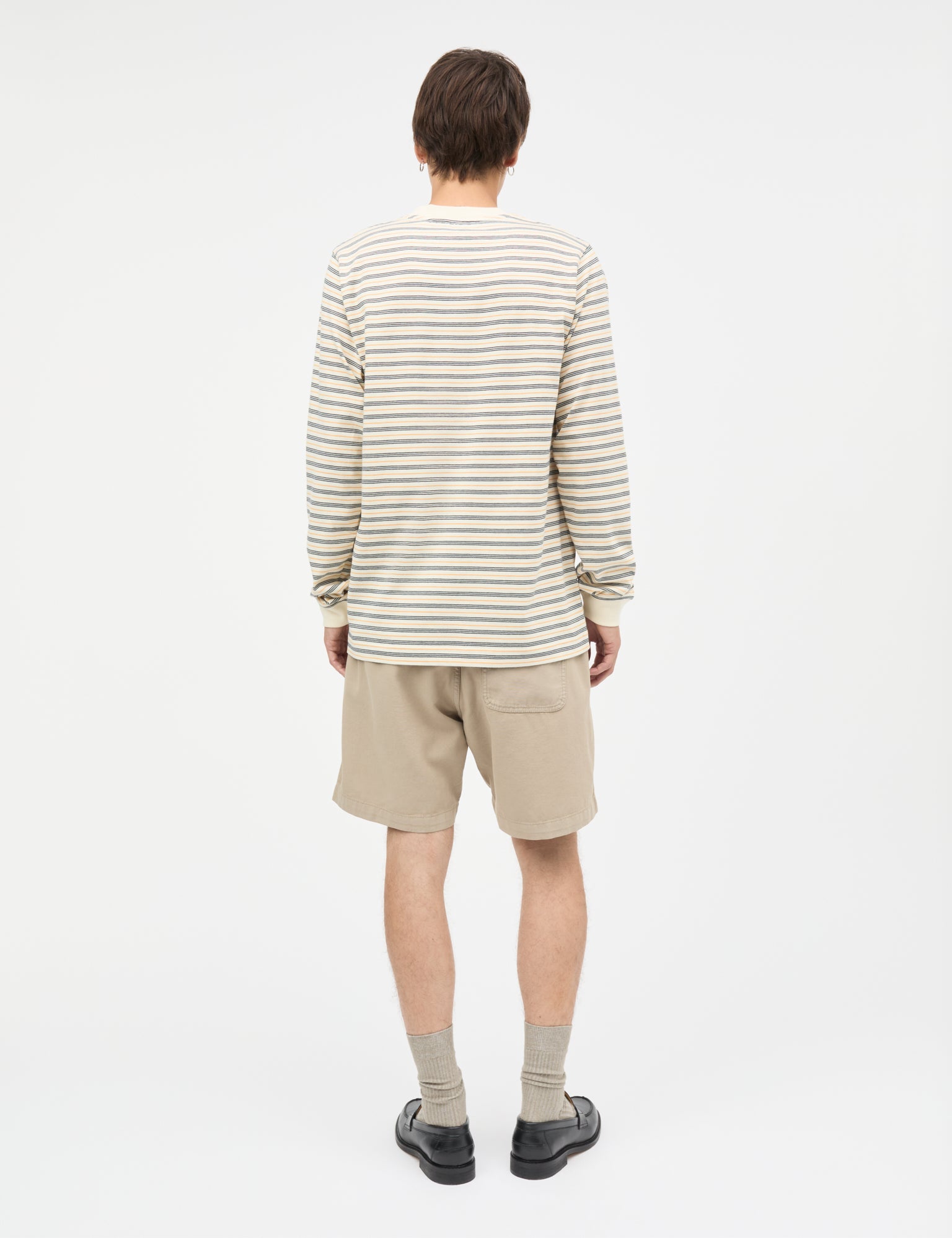 Mads Nørgaard Cotton Jersey Stripe Frode Longsleeve – Model von hinten, Rückenansicht Streifen-Longsleeve