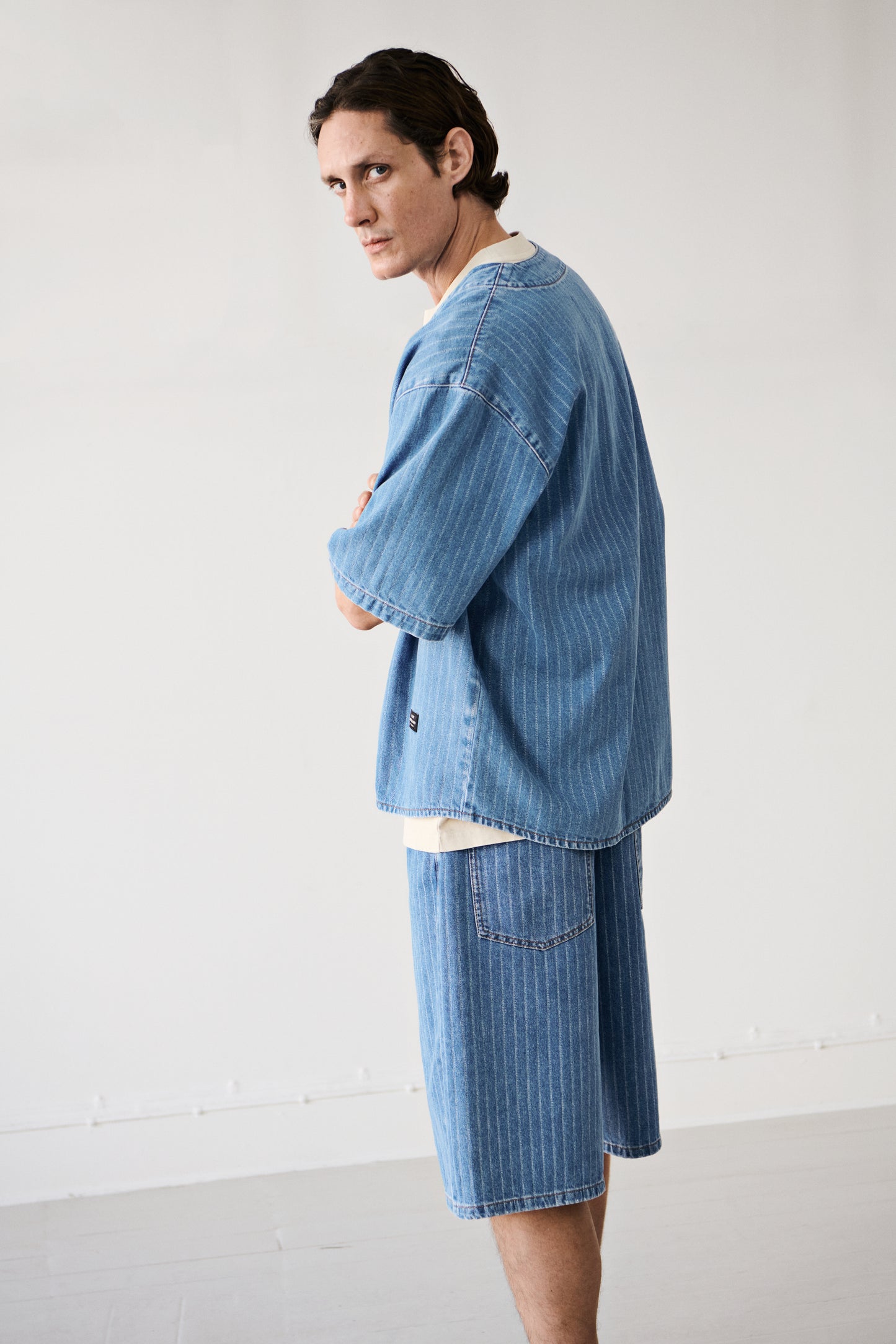 Striped Denim Paradise Shirt von Mads Nørgaard – Model dynamisch von der Seite
