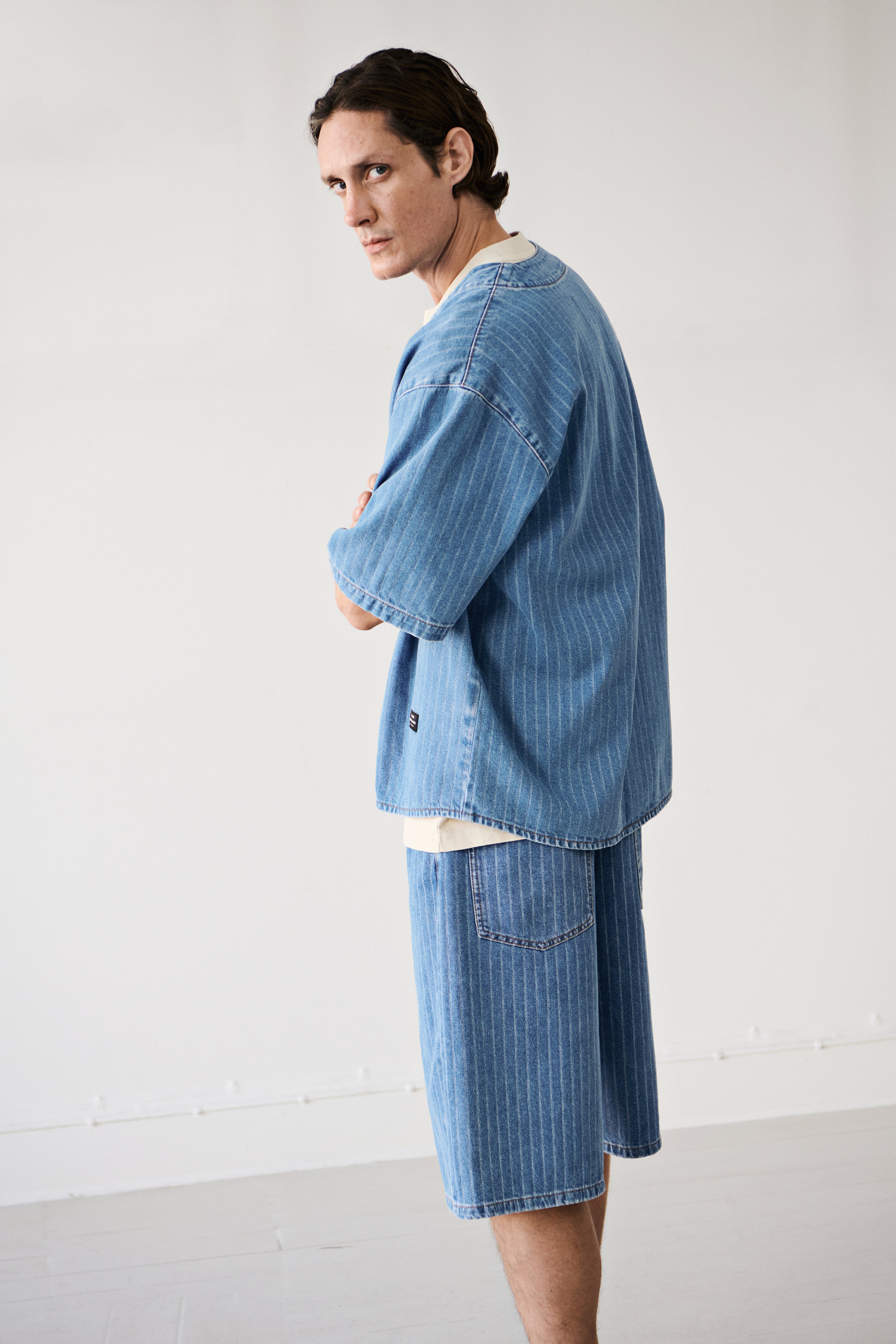 Striped Denim Paradise Shirt von Mads Nørgaard – Model dynamisch von der Seite

