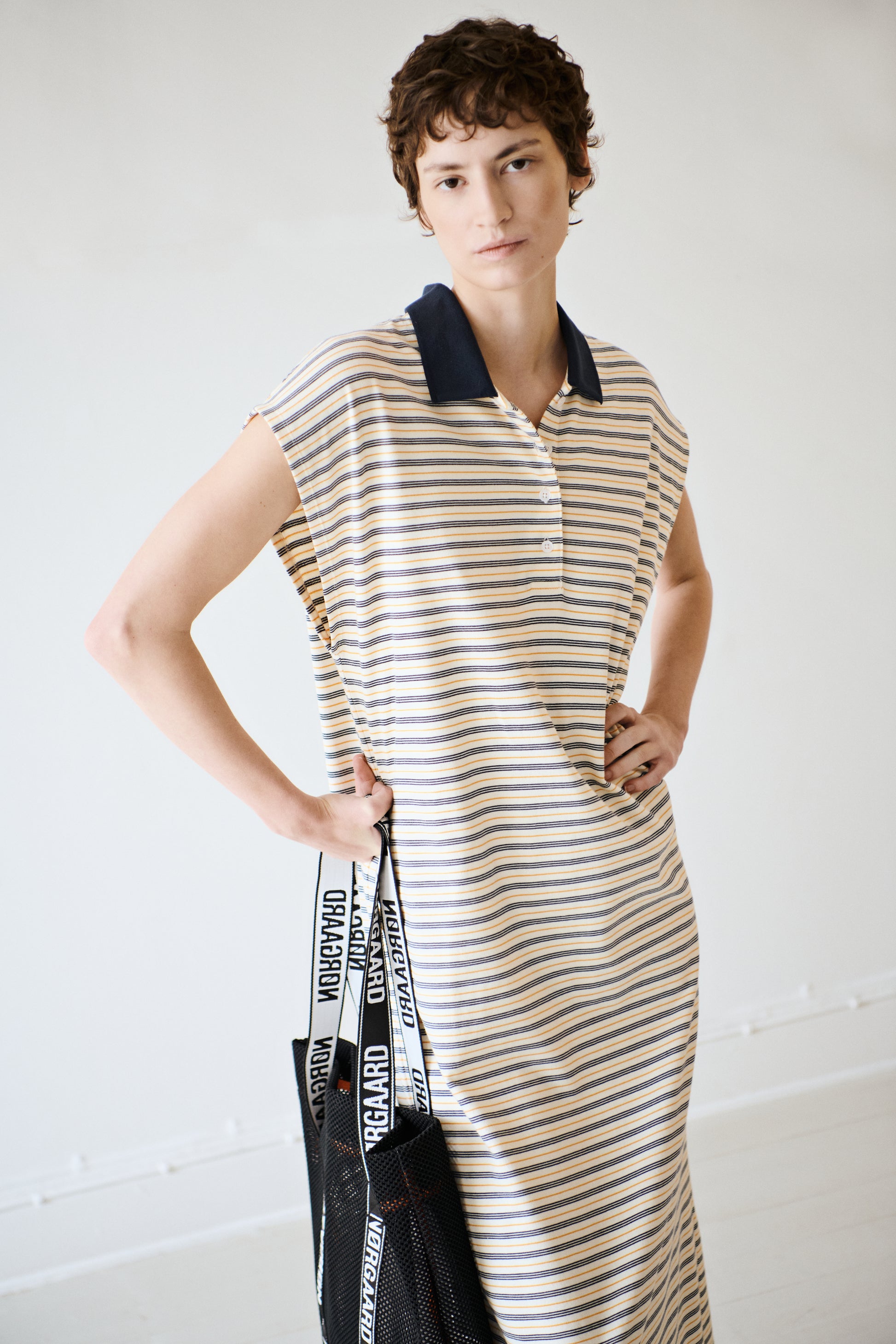 Model dynamisch, Hüfte abgestützt mit Tote Bag, Nahaufnahme