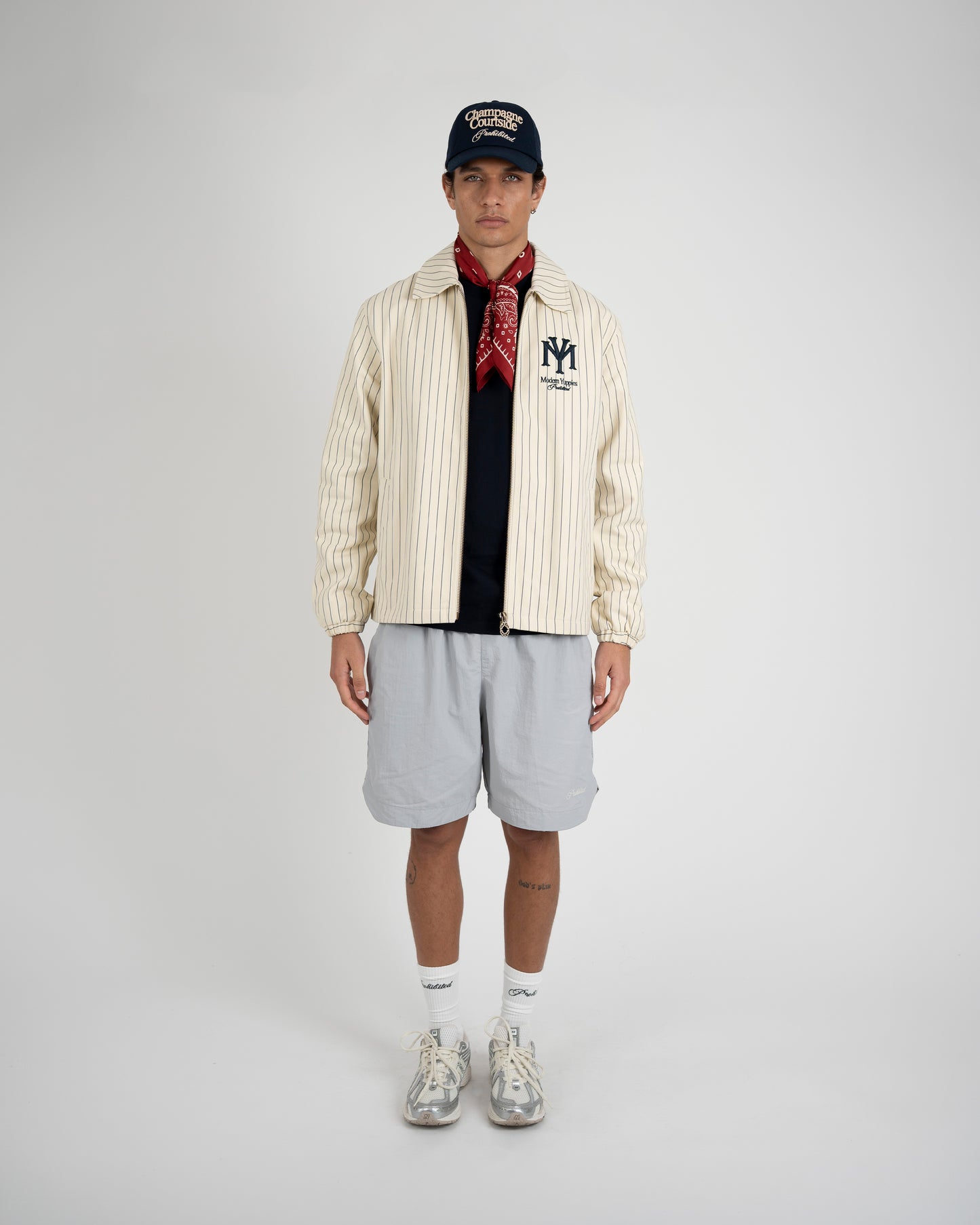 Prohibited Belmont Jacket Pinstripe – Herren Frontansicht, gestylt mit Hoodie und Shorts