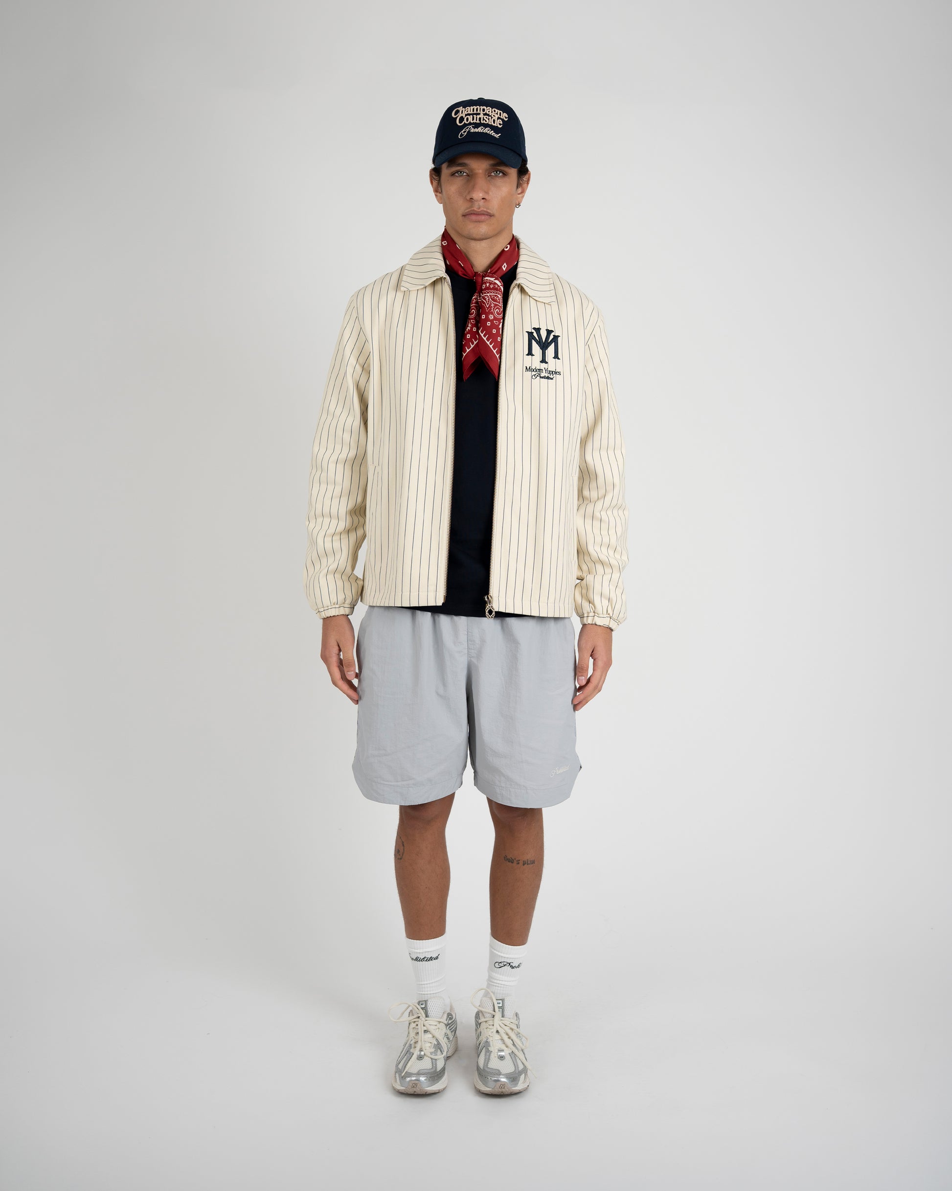 Prohibited Belmont Jacket Pinstripe – Herren Frontansicht, gestylt mit Hoodie und Shorts