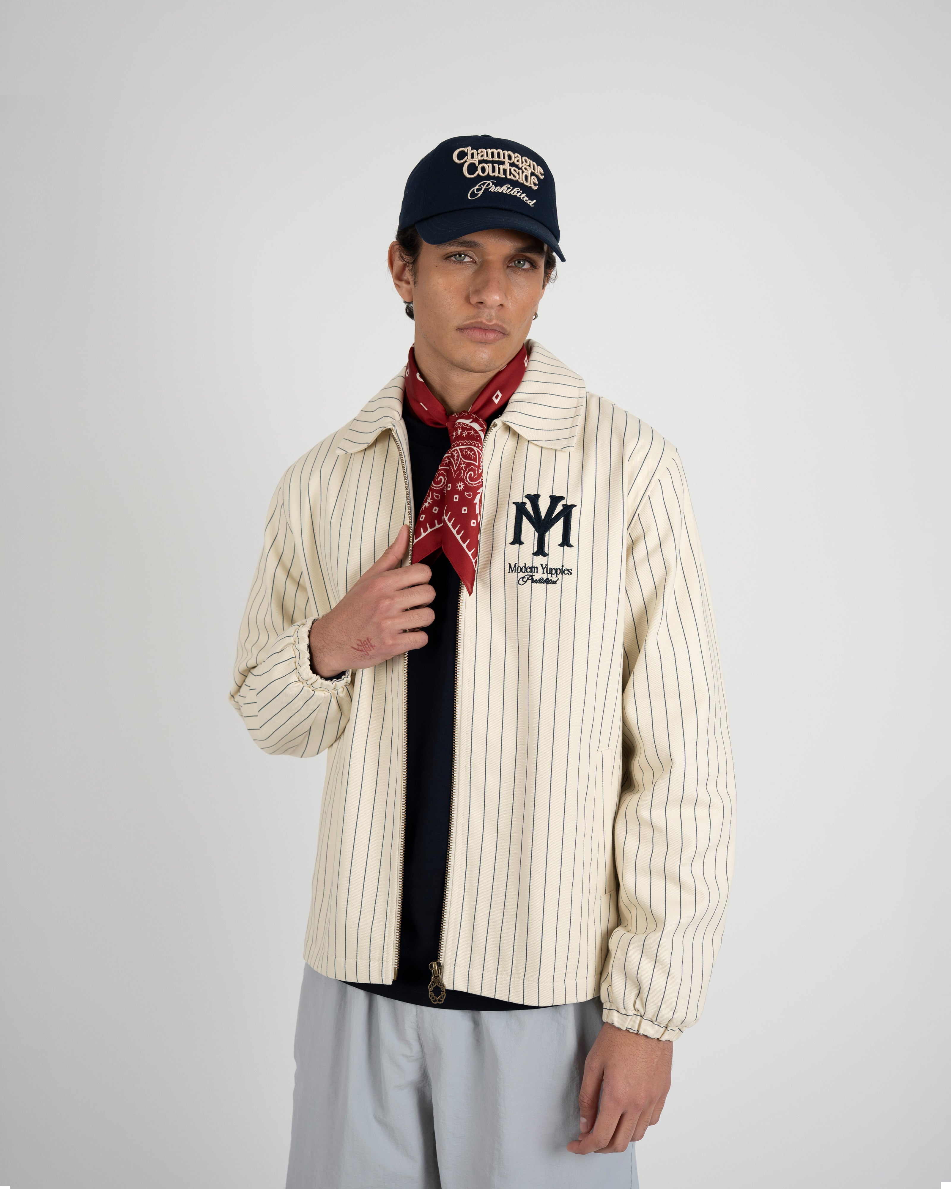 Prohibited Belmont Jacket Pinstripe – Herren Frontansicht Detail, Nadelstreifen und Brustlogo