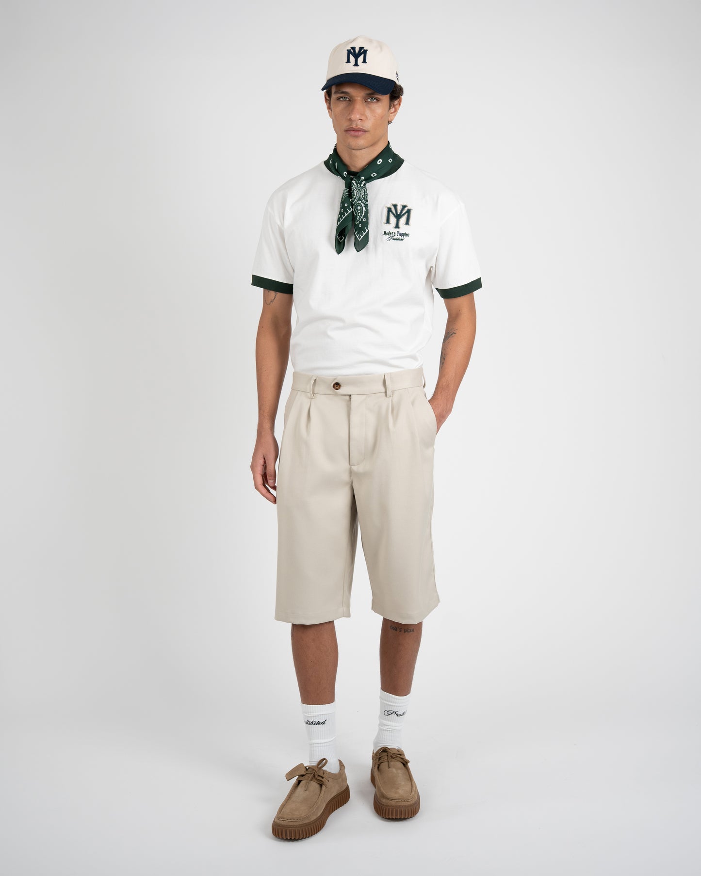 Prohibited Newport Pleated Shorts – Herren Frontansicht, gestylt mit weißem Tee und Cap
