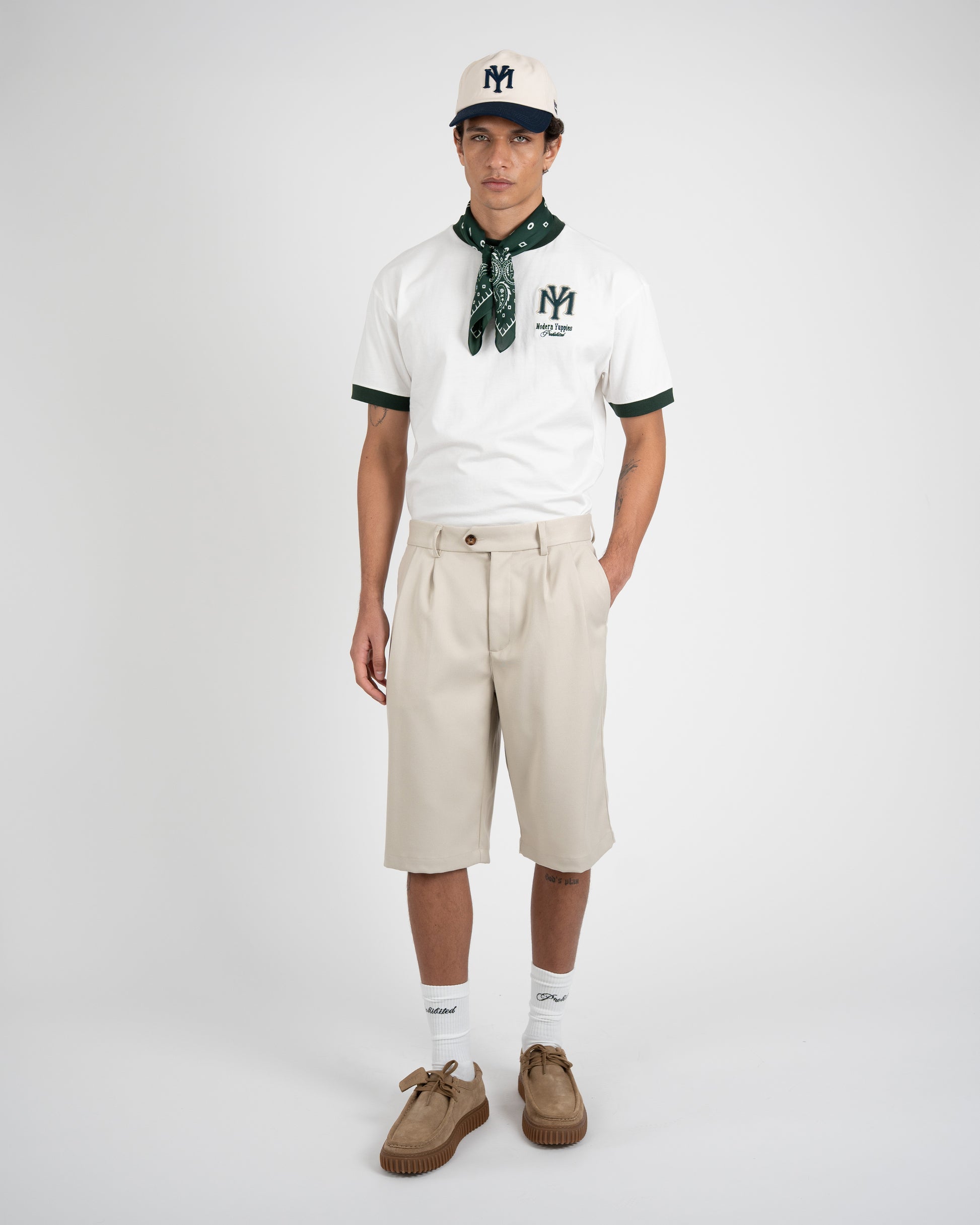 Prohibited Newport Pleated Shorts – Herren Frontansicht, gestylt mit weißem Tee und Cap
