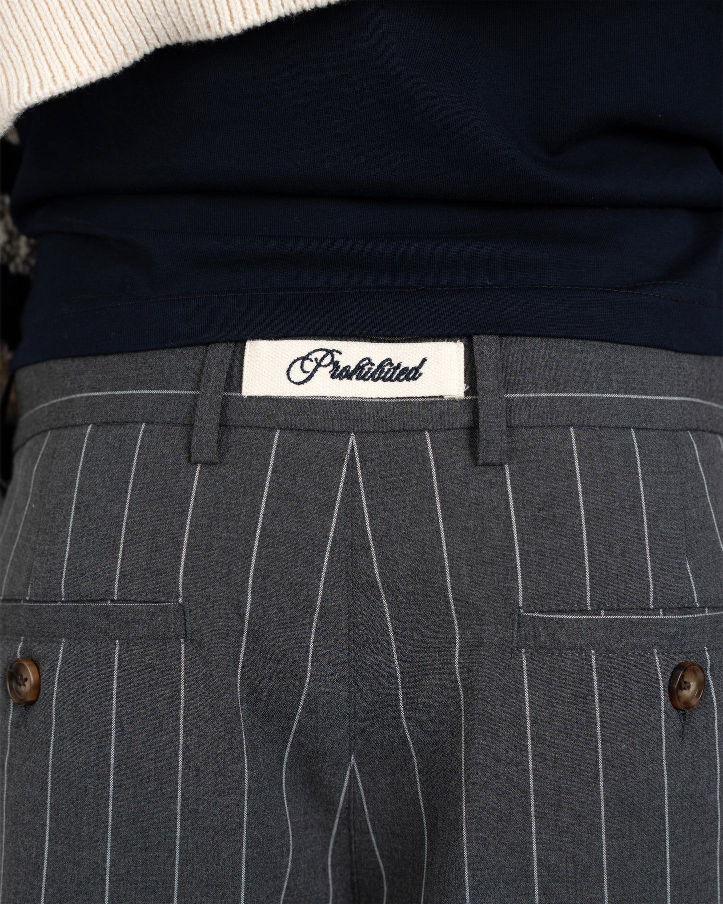 Prohibited Newport Pleated Shorts Dark Grey – Detail Rücken Woven Label
