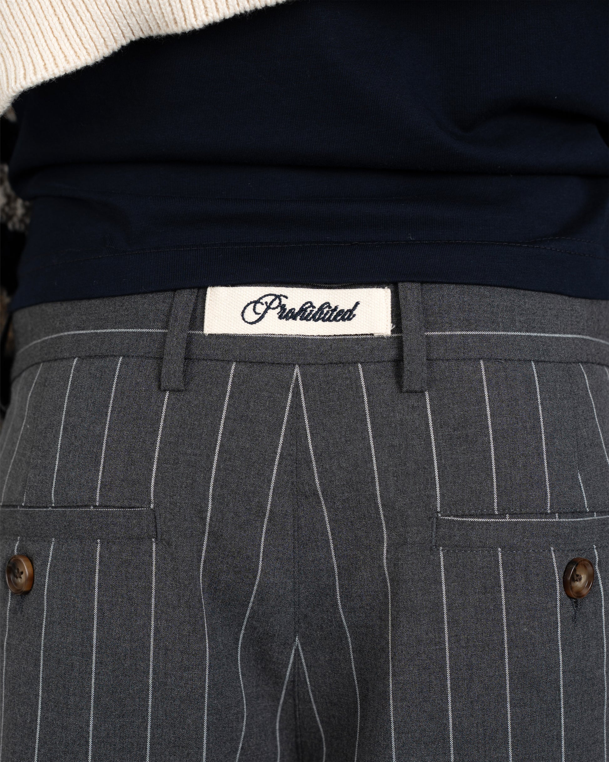 Prohibited Newport Pleated Shorts Dark Grey – Detail Rücken Woven Label
