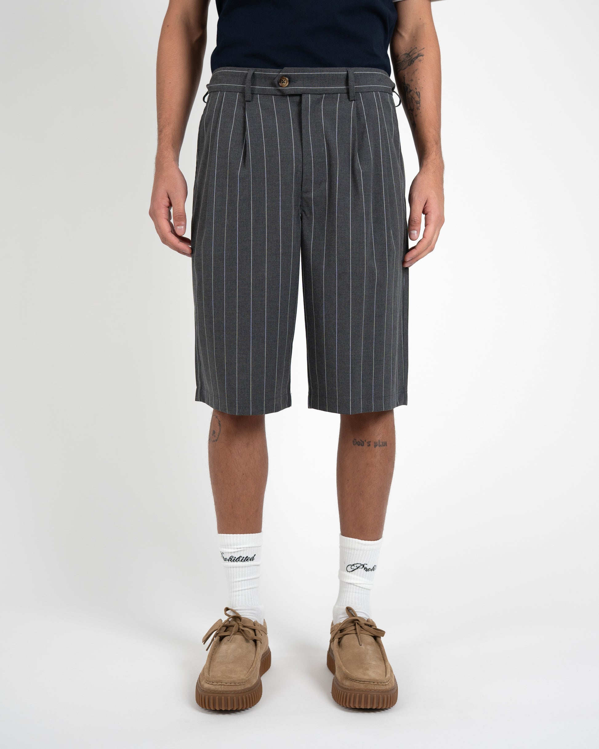 Prohibited Newport Pleated Shorts Dark Grey – Herren Front in Nahaufnahme
