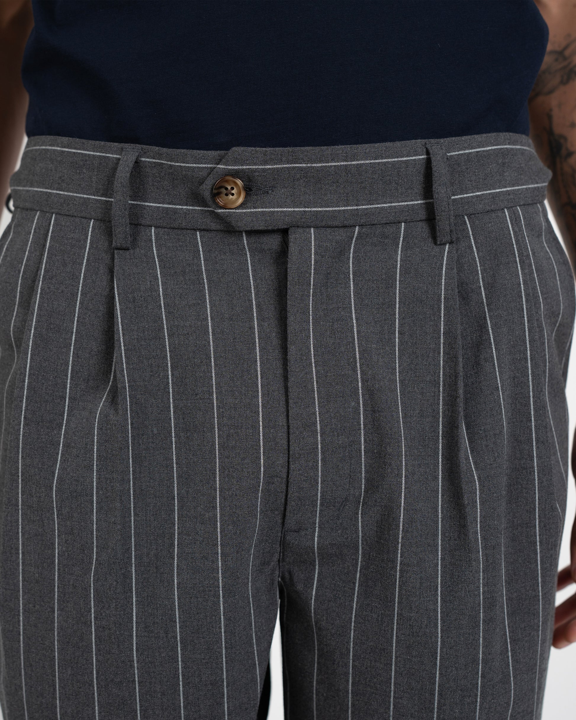 Prohibited Newport Pleated Shorts Dark Grey – Detail Bund mit Knopfverschluss
