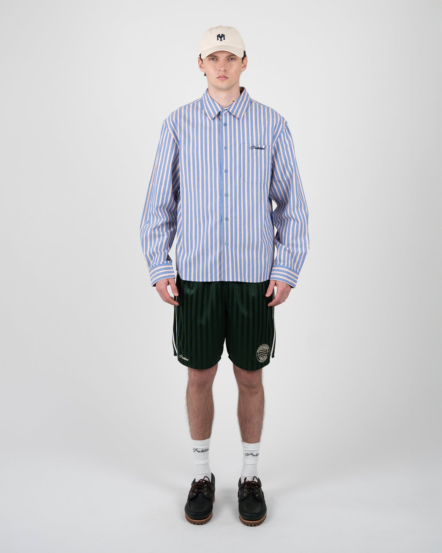 Prohibited Westbury Dress Shirt – Herren Frontansicht, gestylt mit Shorts und Cap