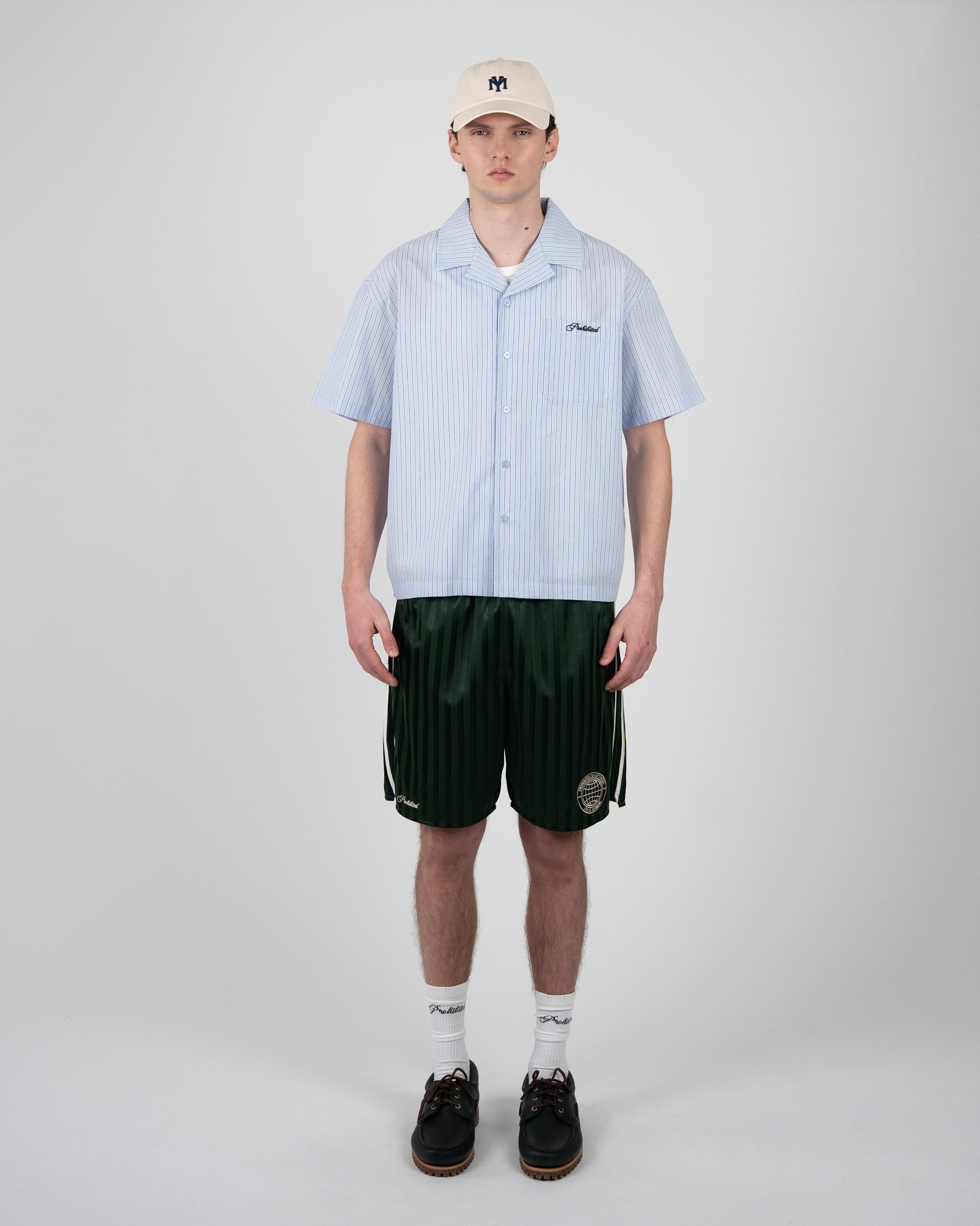 Prohibited Vineyard Breeze Shirt – Herren Frontansicht, gestylt mit Shorts und Cap