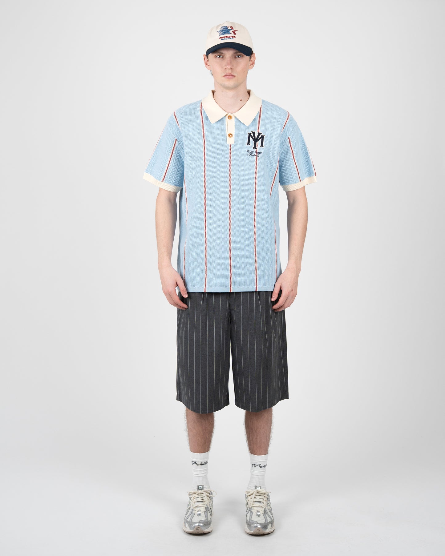 Prohibited Off Season Knit Polo – Herren Frontansicht, gestylt mit Nadelstreifen-Shorts
