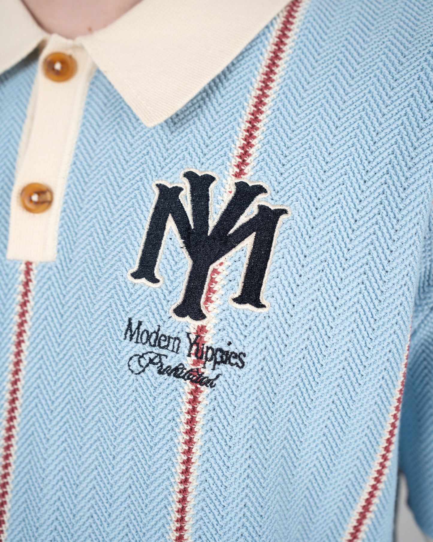 Prohibited Off Season Knit Polo – Detail Brust NY-Stickerei und Goldknöpfe
