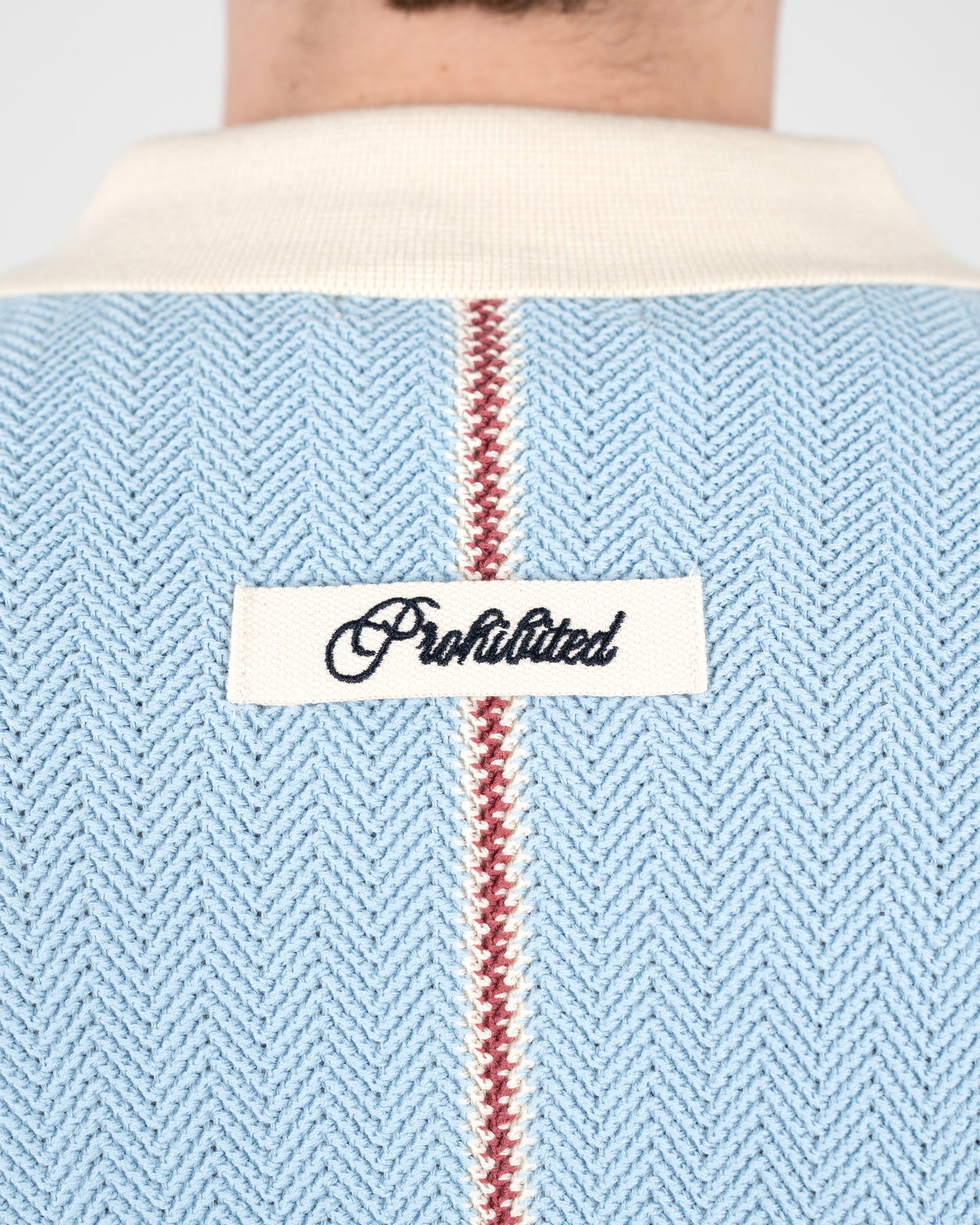 Prohibited Off Season Knit Polo – Detail Rücken Woven Label
