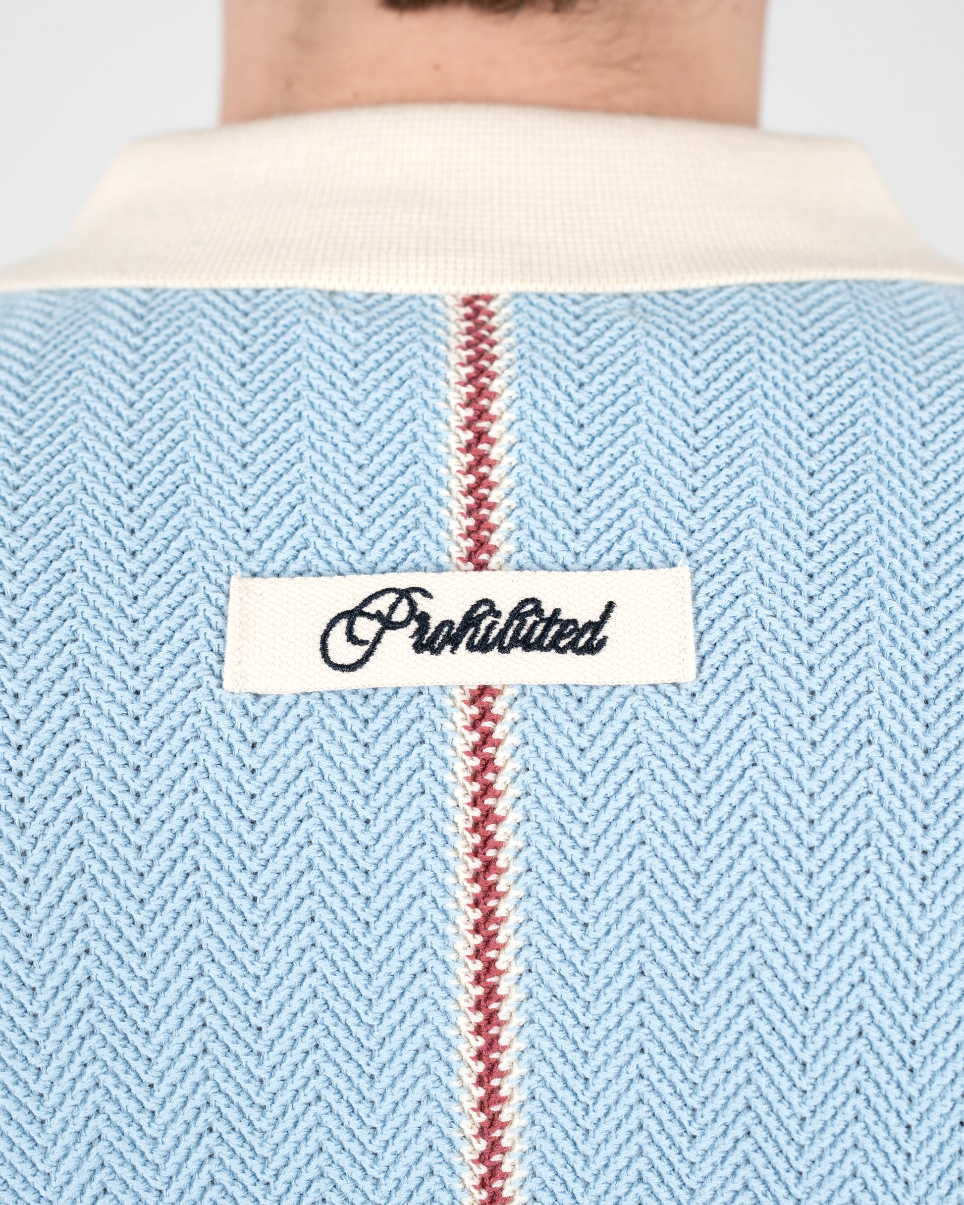 Prohibited Off Season Knit Polo – Detail Rücken Woven Label
