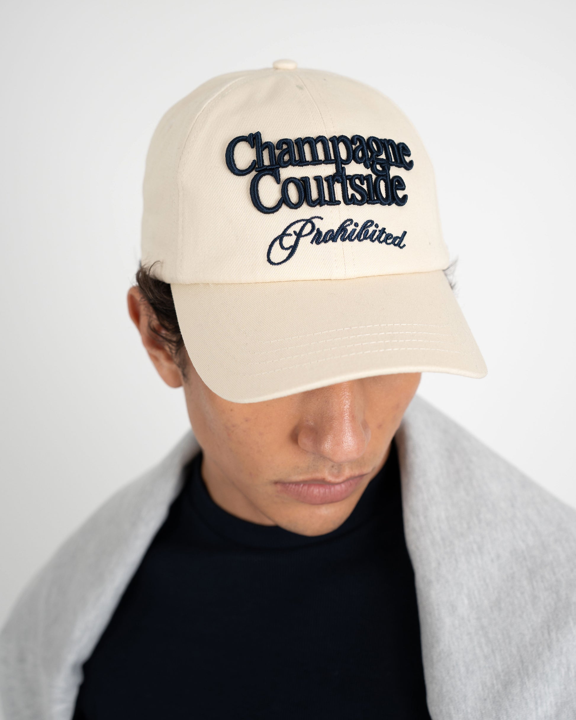 Prohibited Champagne Courtside Cap – Herren Frontansicht gestylt
