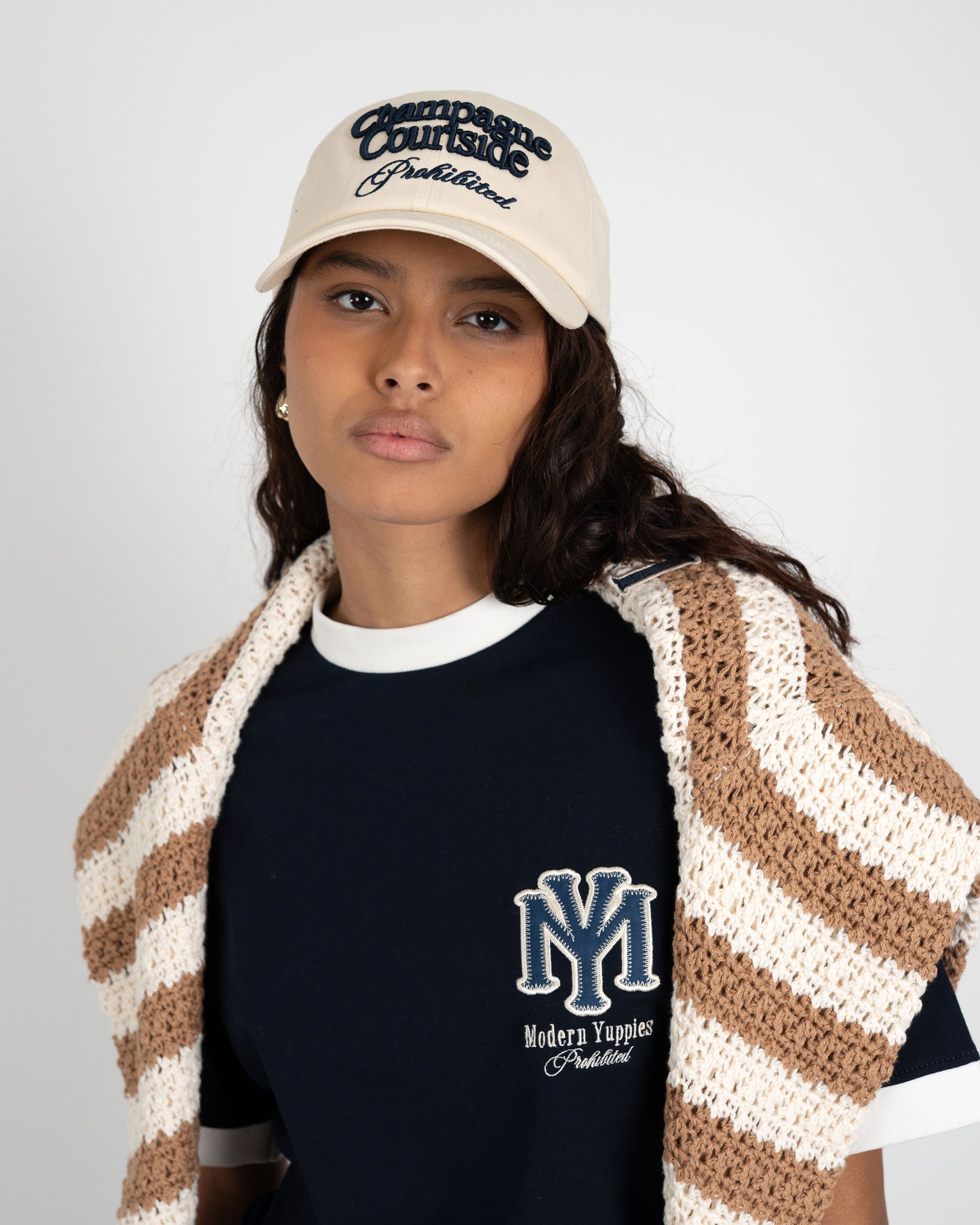 Prohibited Champagne Courtside Cap – Damen Frontansicht gestylt
