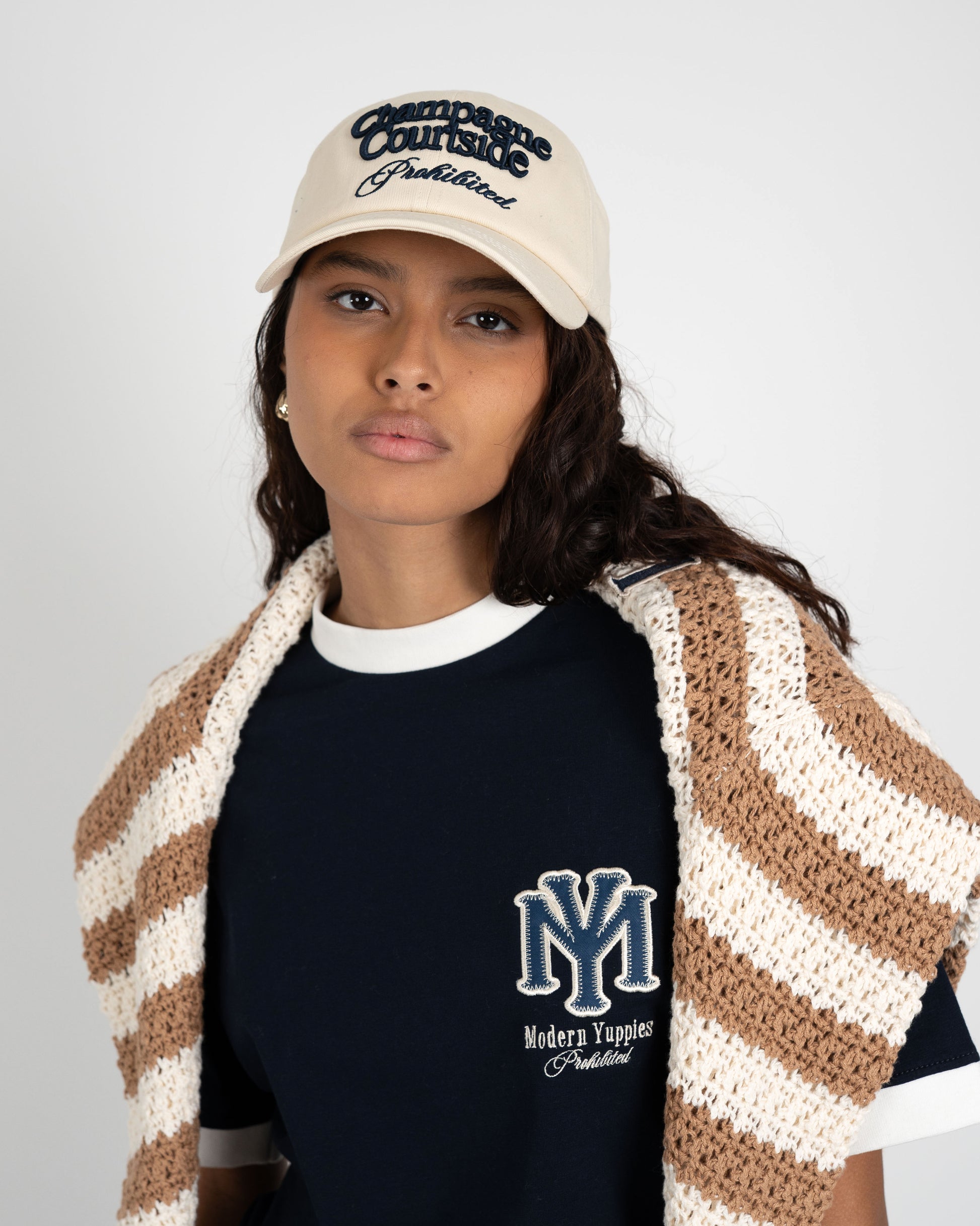 Prohibited Champagne Courtside Cap – Damen Frontansicht gestylt
