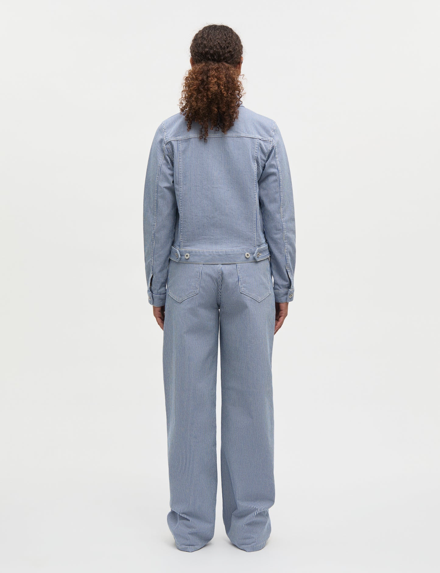 Model trägt Hickory Punk Christel Jeans hintere Ansicht