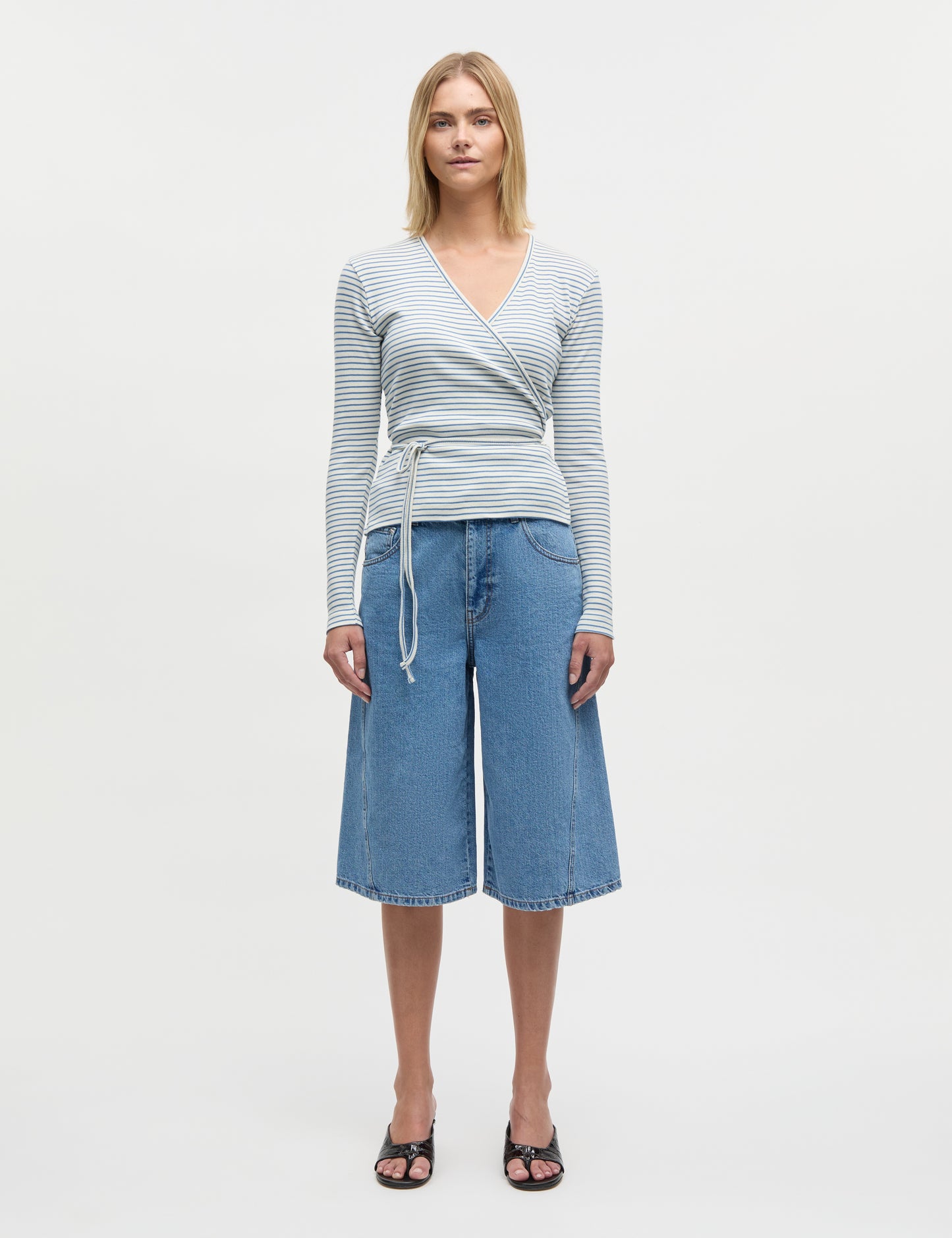 Model trägt Luke Denim Robyn Shorts