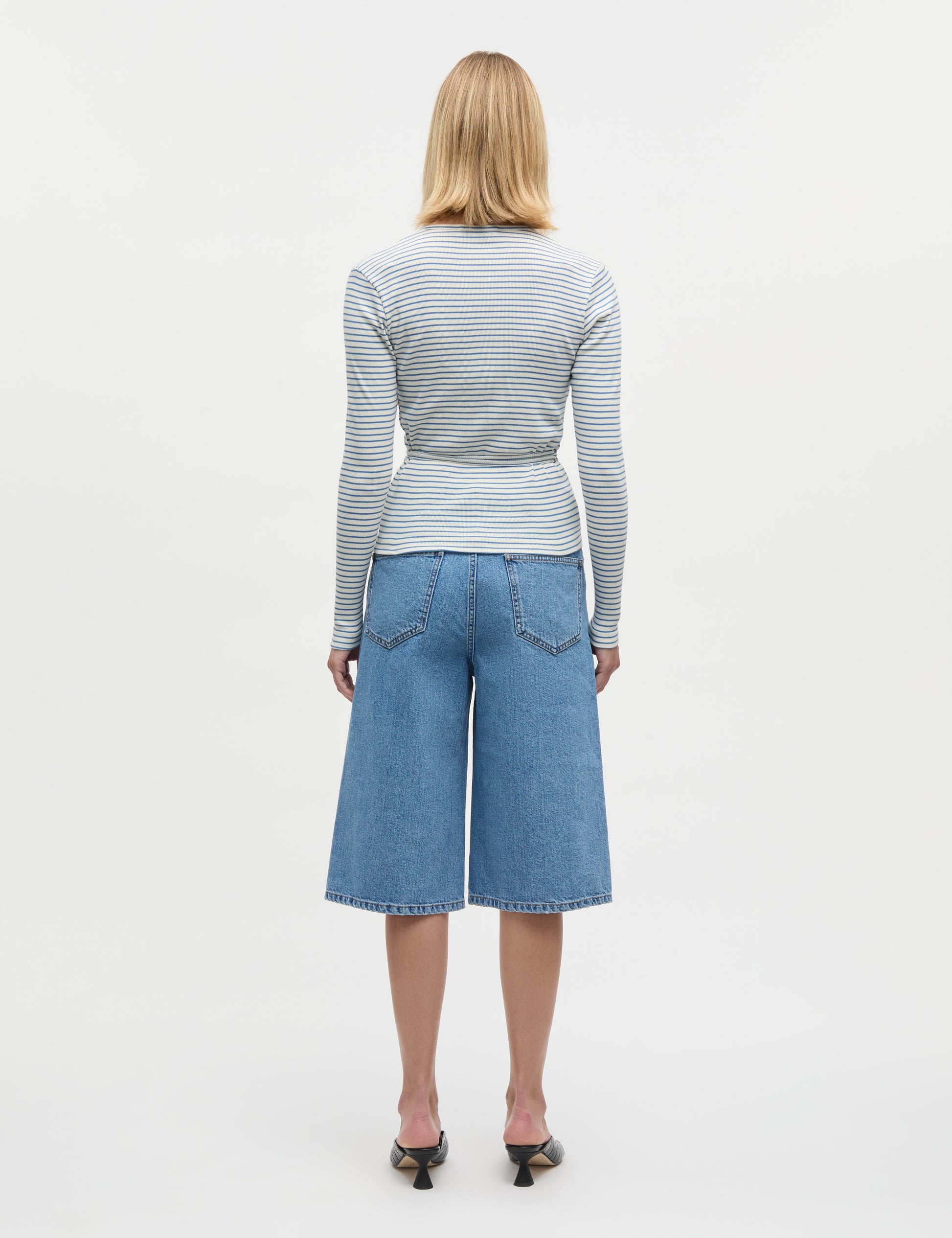 Model trägt Luke Denim Robyn Shorts hintere Ansicht