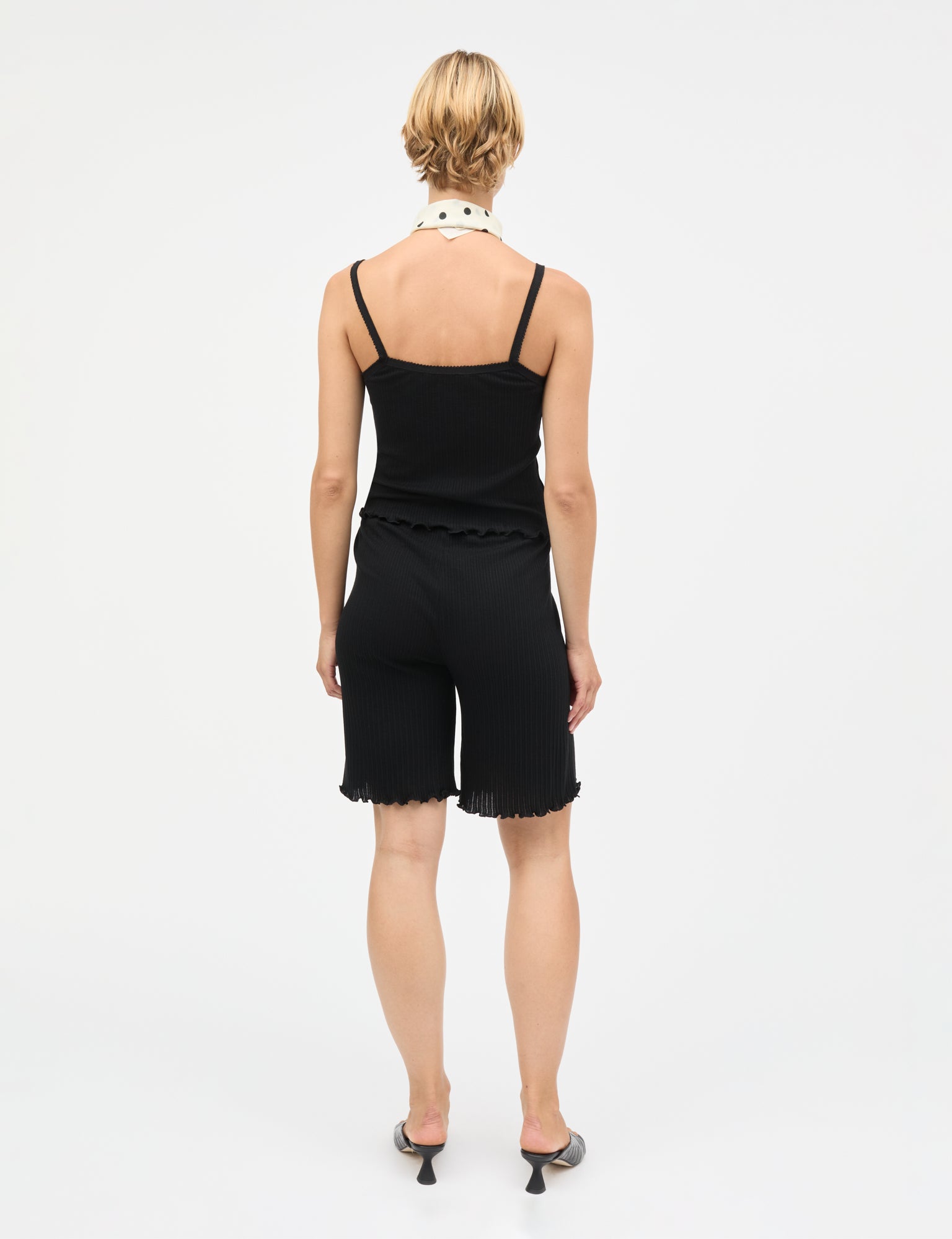 Pointella Tralla Top von Mads Nørgaard in Schwarz – getragen von Model, Rückansicht mit schmalen Trägern