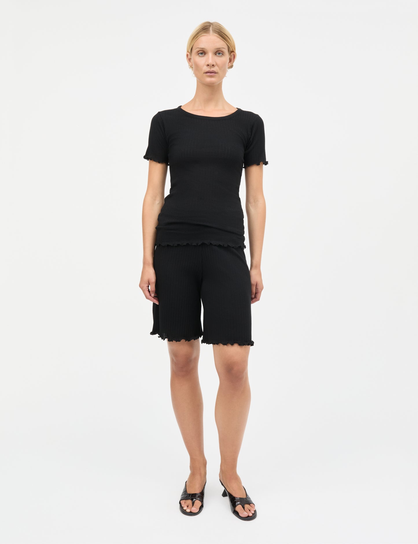 Pointella Lilly Shorts von Mads Nørgaard in Schwarz – getragen von Model, Frontansicht Culotte-Silhouette