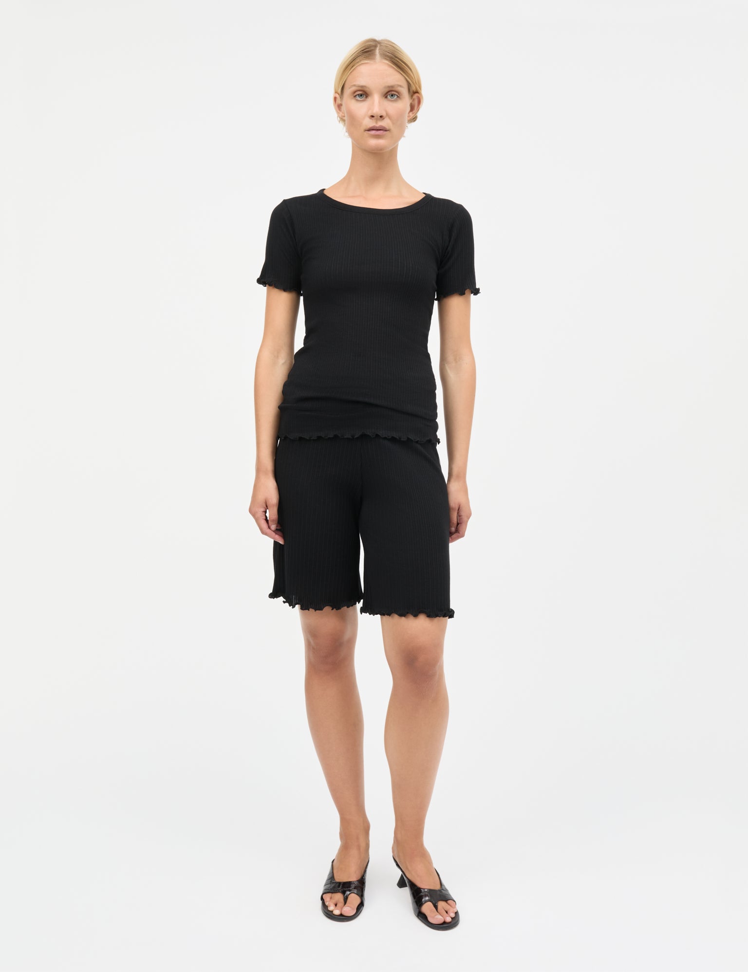 Pointella Lilly Shorts von Mads Nørgaard in Schwarz – getragen von Model, Frontansicht Culotte-Silhouette
