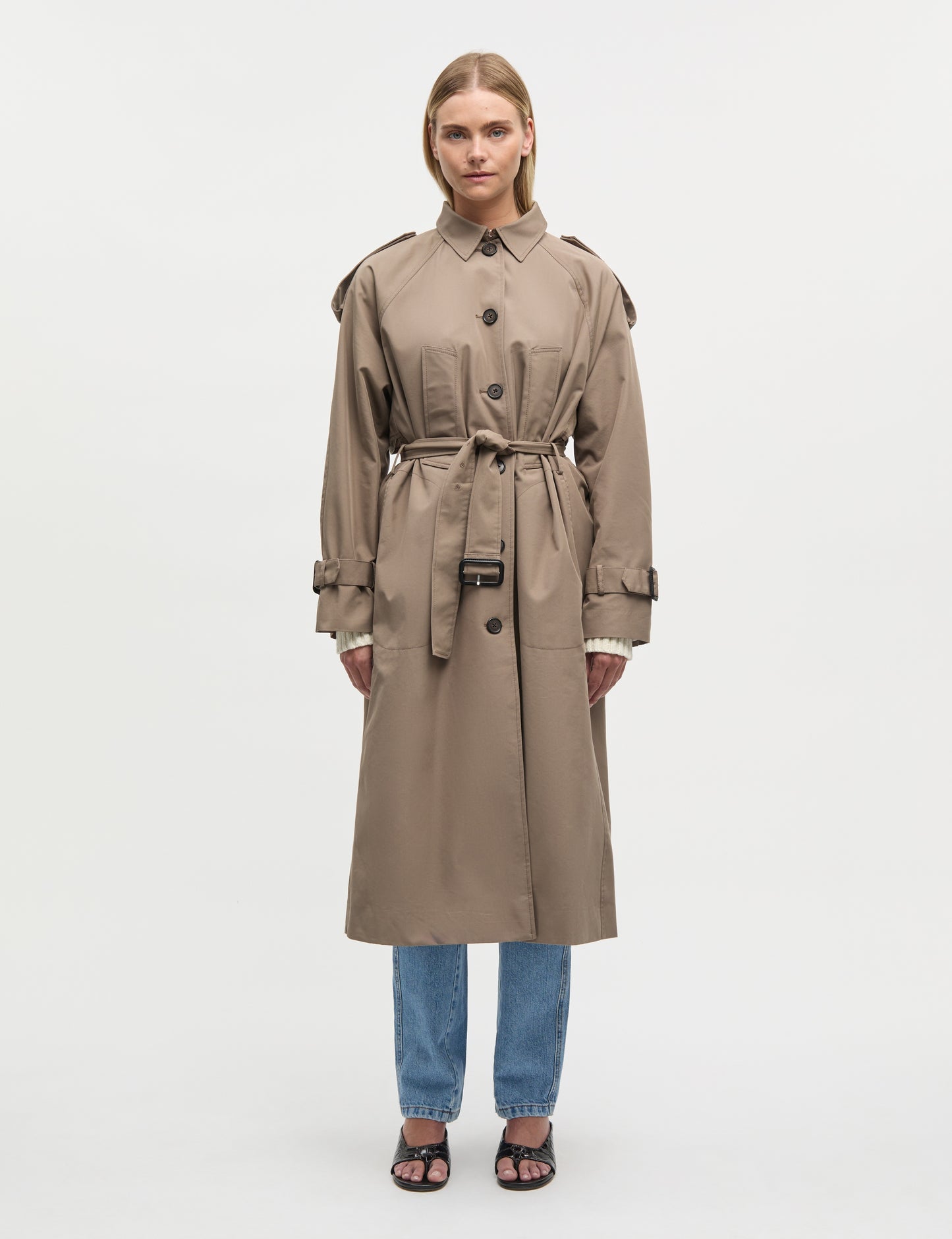 Model trägt Mads Nørgaard Cotton Pol Benley Trench Coat
