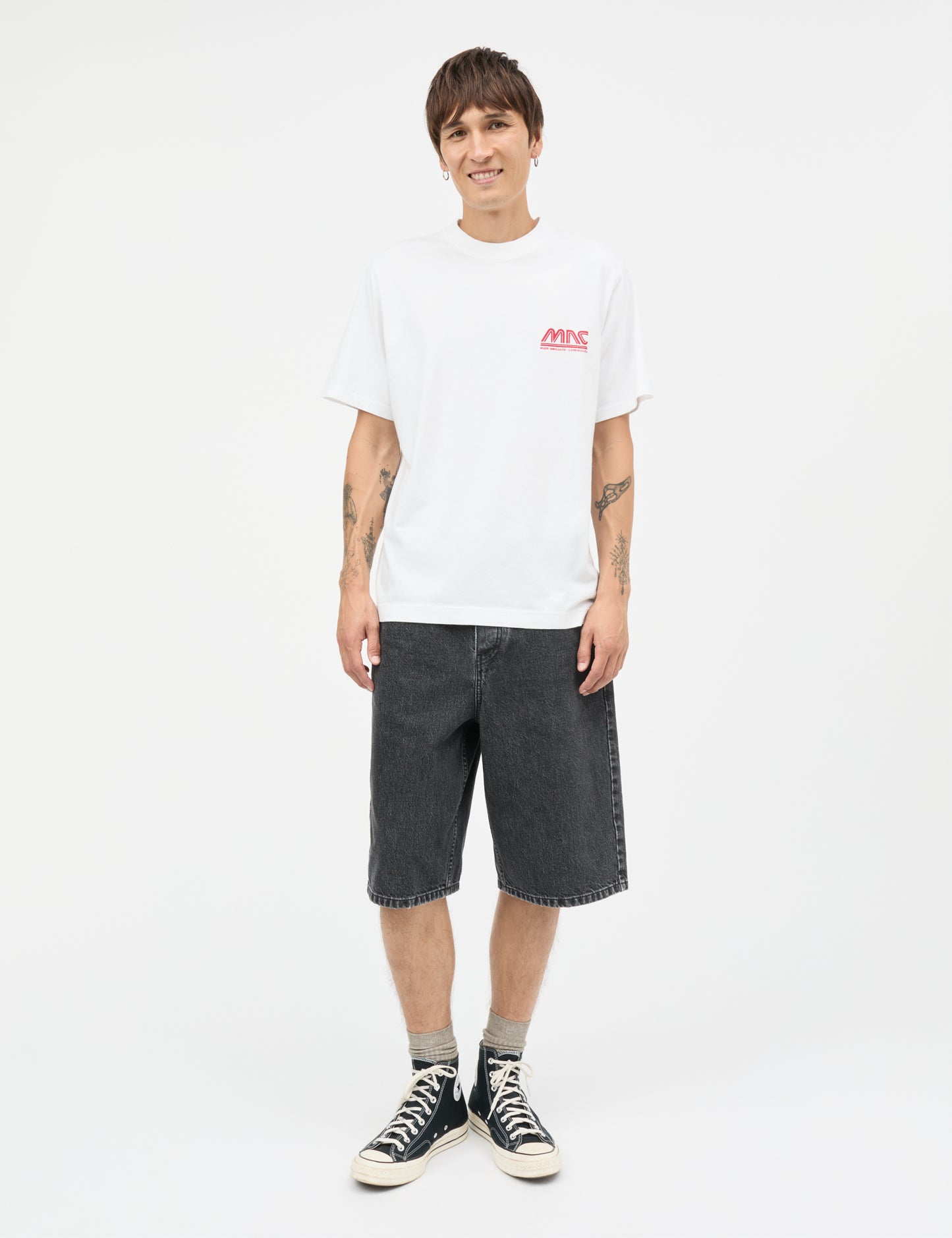 Mads Nørgaard Cotton Jersey Frode MNC Tee – Model von vorne, weißes T-Shirt mit rotem MNC-Logo