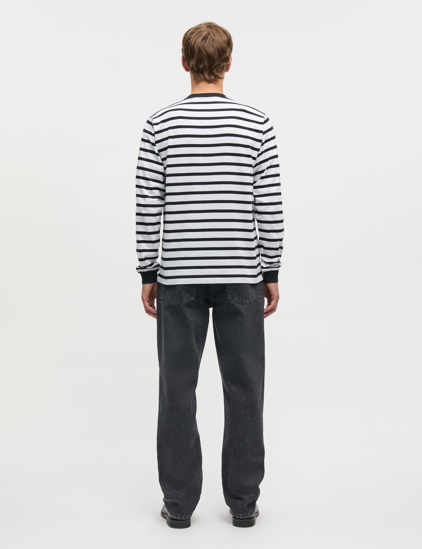 Model trägt gestreiftes Longsleeve Frode von Mads Nørgaard