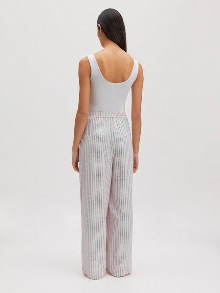 Model trägt die Cataleya Trousers im sommerlichen Top Rückansicht