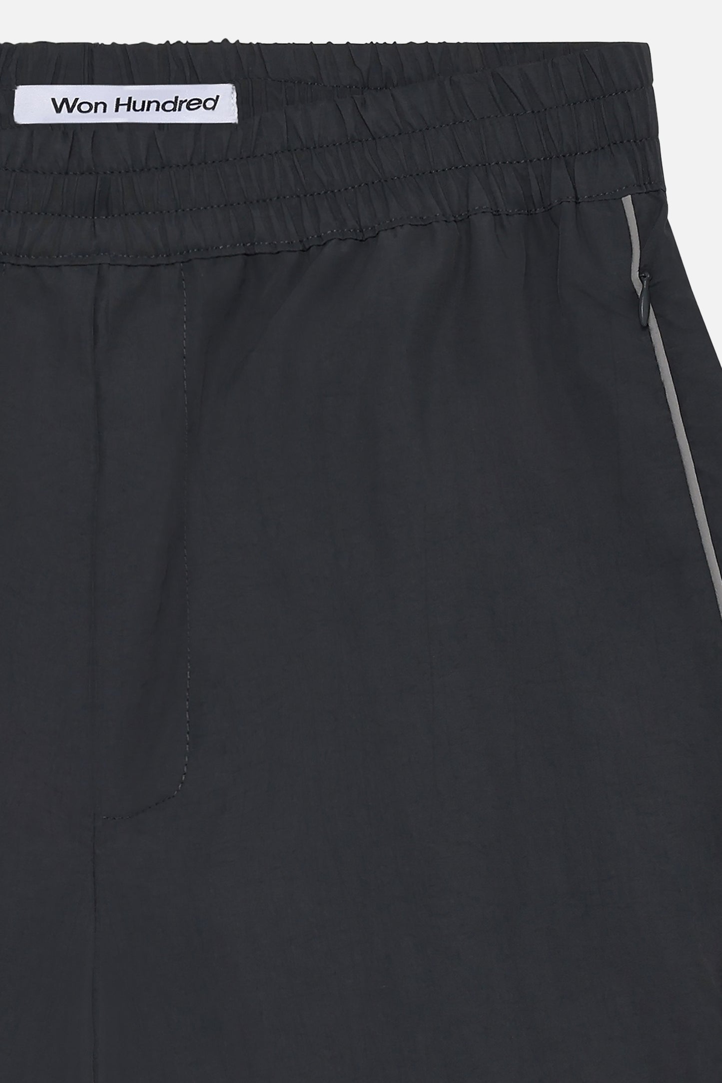 Detailansicht der Adelina Shorts mit Kontrast-Piping