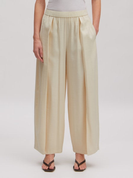 Quanda Trousers von EDITED – Seitenansicht, gerades Bein und tailored Fit