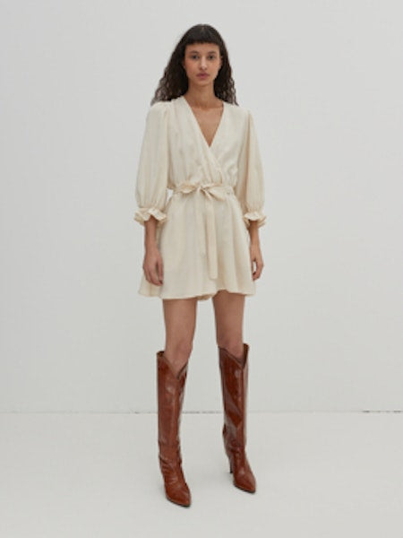 Model trägt den Kallie Jumpsuit von Edited im minimalistischen Look