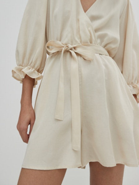 Detailansicht des Kallie Jumpsuits von Edited