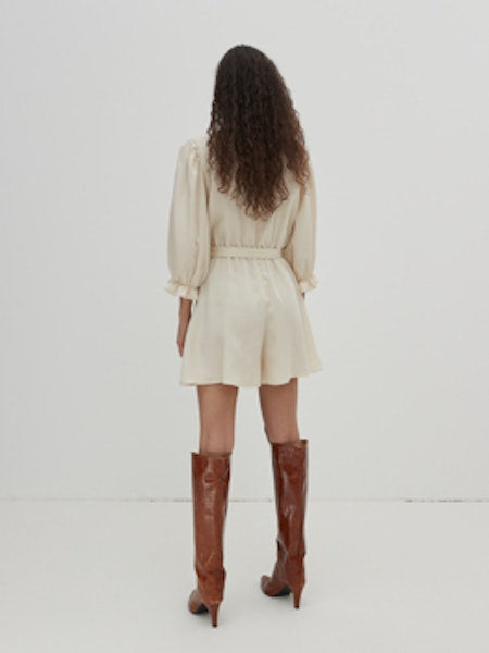 Model trägt den Kallie Jumpsuit von Edited im minimalistischen Look Rückansicht