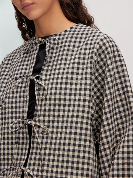 Detailansicht der Schnürung der Lisanne Blouse