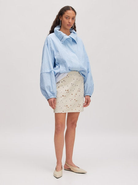 Model trägt Josie Skirt natural beige