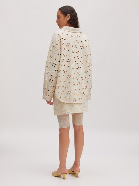 Model trägt Anisha Shirt in Baumwolle hintere Ansicht