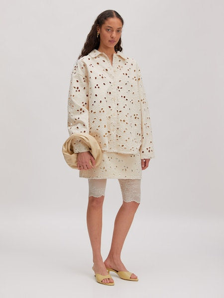 Model trägt Anisha Shirt in Baumwolle